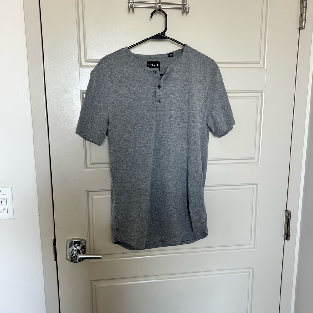 *SOLD ON DIFFERENT PLATFORM Cuts Clothing Medium Gray Curve-Hem Button T-Shirt